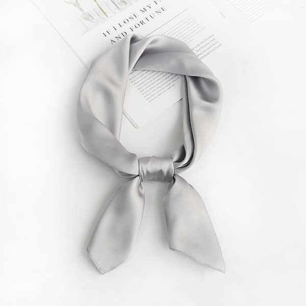 Elegant silkeskjerf i dyp grønn - lett og myk lysegrå LightGrey