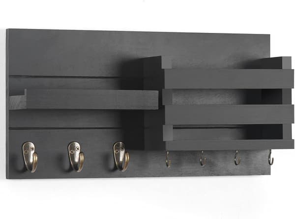 Sort vægmonteret nøgleholder med hylde – rustik massiv trækonstruktion og integreret hardware – dimensioner: 42 x 22 x 9 cm