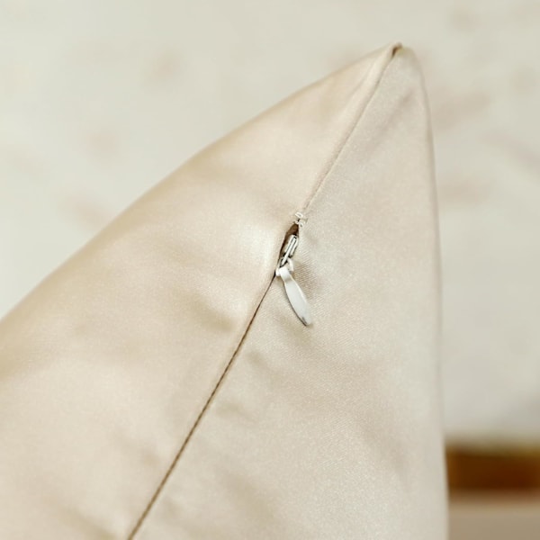 Set med 2 Kuddfodral för Säng Soffa Bil Dekoration Lyxig Modern Minimalistisk Guld Läder Sömmar Vågig Ränder 45x45cm (Beige)