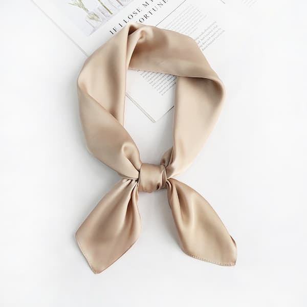 Elegant silkeskjerf i dyp grønn - lett og myk khaki Khaki
