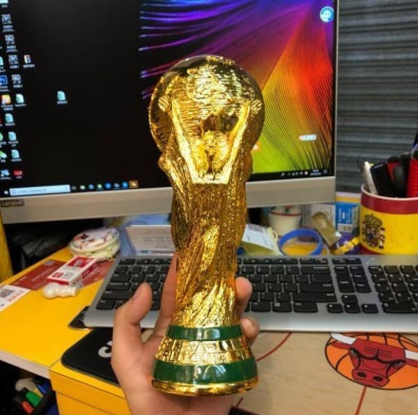 2022 FIFA World Cup Qatar Replika Trofæ 8,2” - Ejer en Samlerversion af Verdensfodboldens Største Præmie
