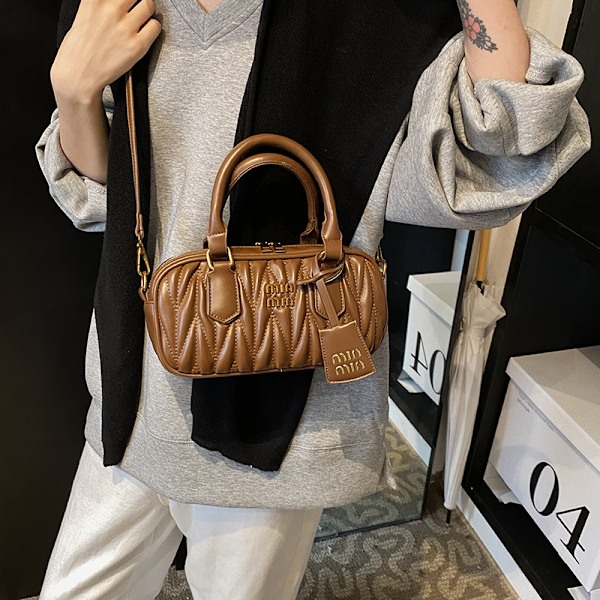 Premium känsla handhållen liten fyrkantig väska hundra axel crossbody Boston damväska kryddig tjejväska