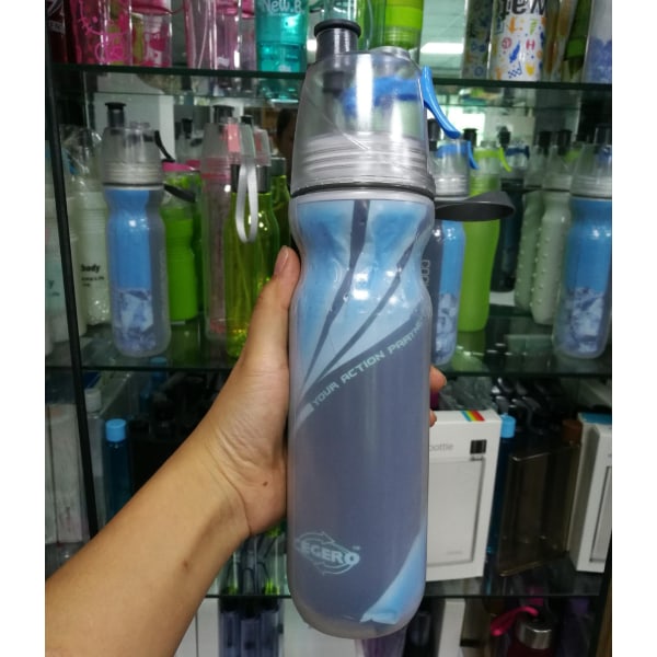 Ny PE dobbeltlags kjølespray vannkrus utendørs sports vannsprayflaske stripet blå 500ml