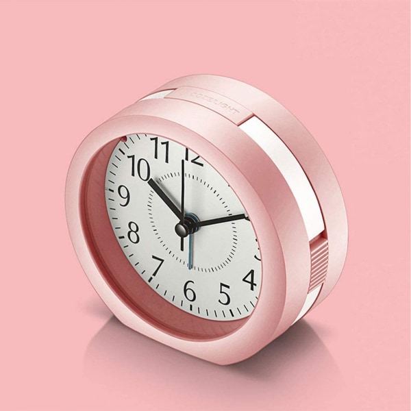 Analoginen herätyskello, 4 tuuman erittäin hiljainen, tikittävä pieni kello torkkutoiminnolla ja yövalolla, paristokäyttöinen matkaherätyskello, yksinkertainen muotoilu (vaaleanpunainen)