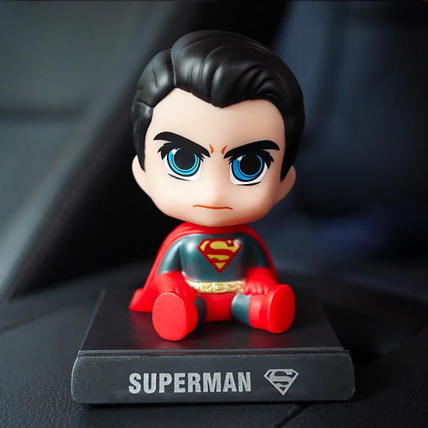 Ny Q-version forårsrystende dukke bildekoration dukke kreativ tegneserie bildekoration mobiltelefon stativ (y-Color Superman)