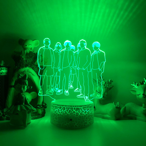 Qinwei 3D LED Natlys BTS Singer Youth League 3D Illusion Lampe Fjernbetjening til fans Indretning i soveværelset --- Stil B1（Crack Seat）