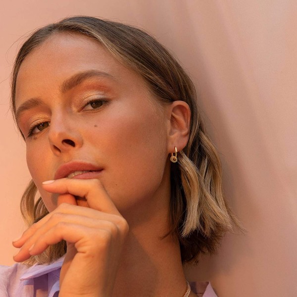 AVEKI Delikatess kvinnor guld CZ Huggie Hoop örhängen 18K guldpläterad vit flerfärgad diamant kubisk zirkonia inläggning Sleeper Tiny Delicate Boho Beach Simpl