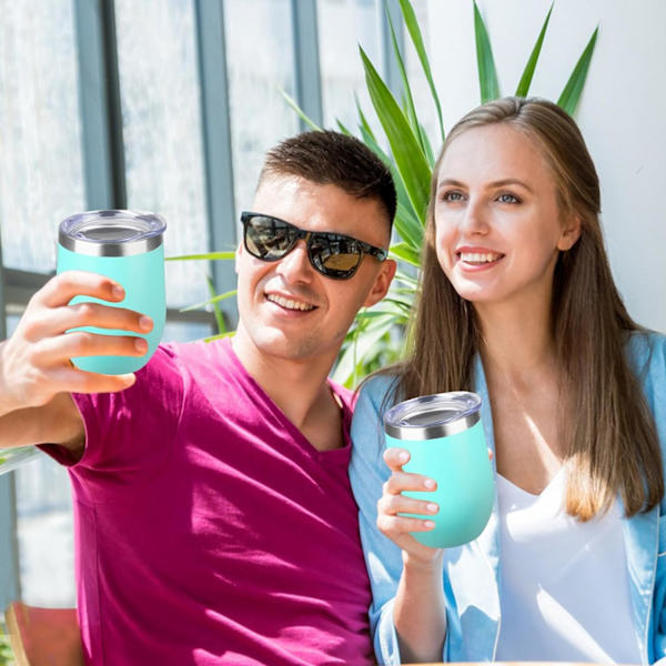 12OZ ruostumattomasta teräksestä valmistettu viinitumbler kannella. Varreton kaksinkertainen eristetty viinitumbler. Viinilasi sopii erilaisiin tilanteisiin, juhliin Sky Blue 1 PCS