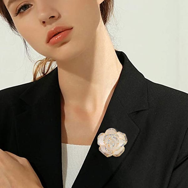 Vit blomma brosch pin kvinnor retro elegant utsökt legering strass kronblad brosch för bröllop bankett