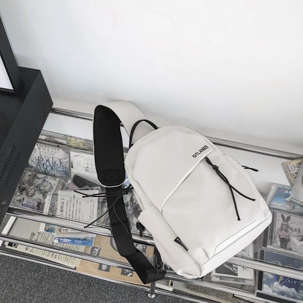 Uusi rintapussi olkalaukku Opiskelija Muoti Urheilu Pieni reppu Naisten crossbody-laukku White With chimpanzee pendant