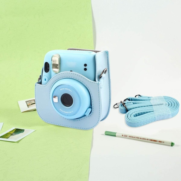 Suojaava ja kannettava kotelo, joka on yhteensopiva Fujifilm Instax Mini 12/11 -pikakameran kanssa, jossa on lisätasku ja säädettävä hihna, sininen