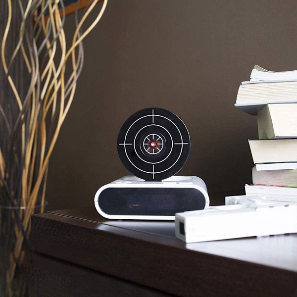 Target väckarklocka, kreativ pistolskjutande väckarklocka med personlig 12-timmars digital display, lämplig för sömnare, för pojkar och flickor (Vit)