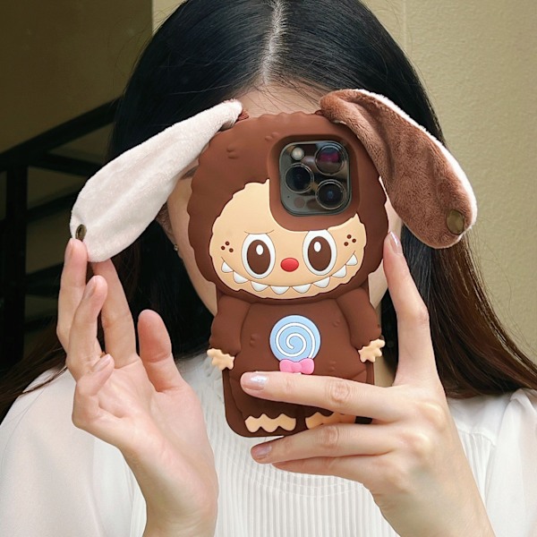Labubu Storøret Finurligt 3D Silikone Telefoncover med Plysøre-detaljer & Slikkepind-accent til Trendy Urbane Legetøjsentusiaster iPhone12promax