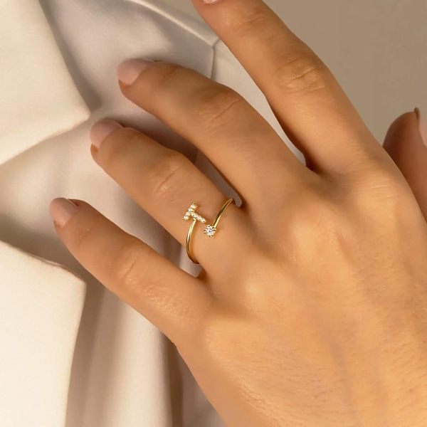 JUSTUP Initial Letter Ring för kvinnor flickor Guldpläterade stapelbara alfabetringar med initialer Justerbara kristallinlagda initialringar Brudtärnegåva（G