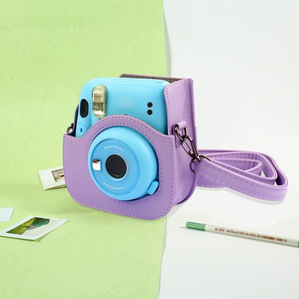 Suojaava ja kannettava kotelo, joka on yhteensopiva Fujifilm Instax Mini 12/11 -pikakameran kanssa, jossa on lisätarviketasku ja säädettävä hihna, violetti