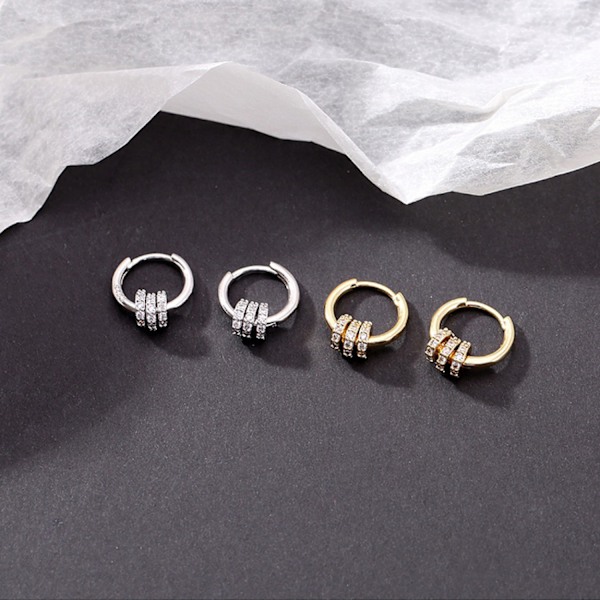 AVEKI Delikatess kvinnor guld CZ Huggie Hoop örhängen 18K guldpläterad vit flerfärgad diamant kubisk zirkonia inläggning Sleeper Tiny Delicate Boho Beach Simpl