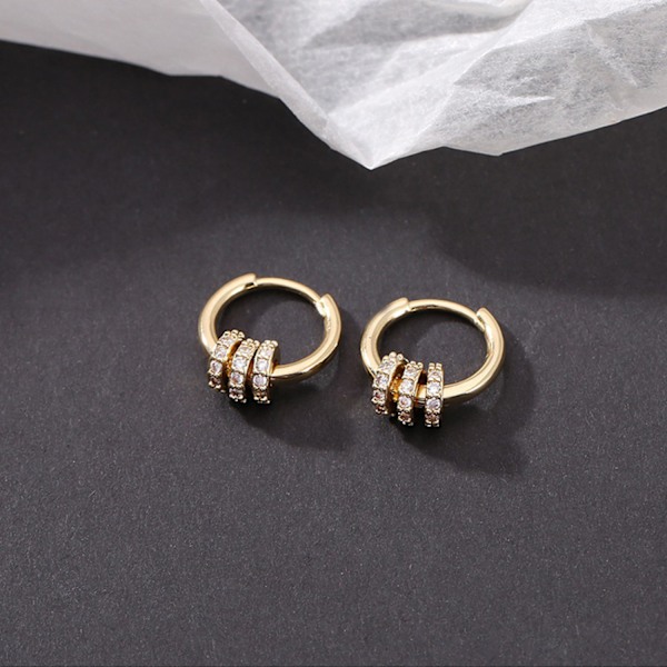 AVEKI Delikatess kvinnor guld CZ Huggie Hoop örhängen 18K guldpläterad vit flerfärgad diamant kubisk zirkonia inläggning Sleeper Tiny Delicate Boho Beach Simpl