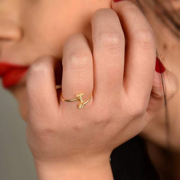 JUSTUP Initial Letter Ring för kvinnor flickor Guldpläterade stapelbara alfabetringar med initialer Justerbara kristallinlagda initialringar Brudtärnegåva（G