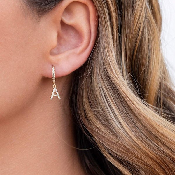 Hoop-øreringe til kvinder og piger - 18K forgyldt - små, fine creoler med cubic zirconia-initialer - C
