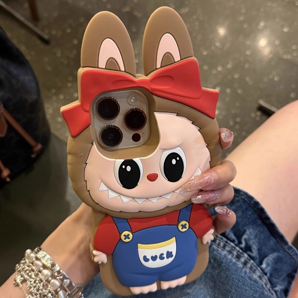 Labubu 3D -puhelinkotelo: Punainen rusetti ja siniset haalarit, söpö hahmo iPhoneille Mobile phone case iPhone16Plus
