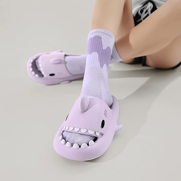 Herr- och damsandaler i form av hajmoln - sommarsandaletter med öppen tå, halkfria badtofflor för strand och pool med tjock sula Purple 40/41