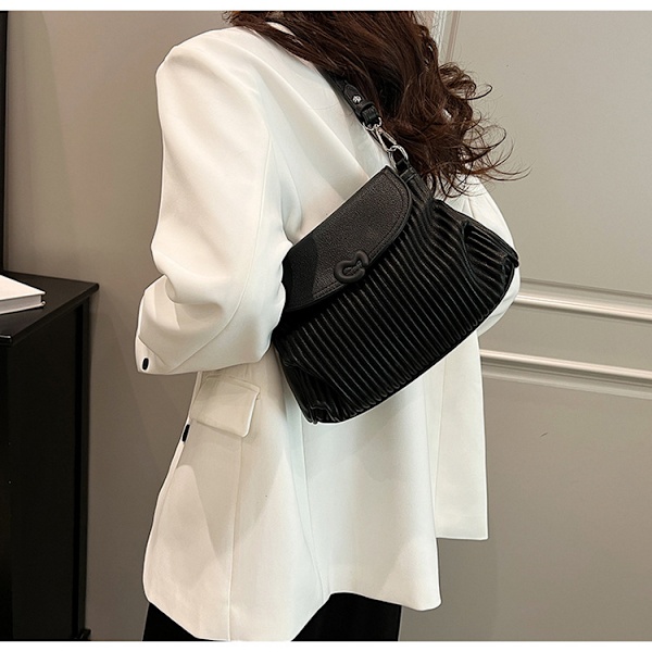 Niche-design, suosittu laskostettu pieni neliölaukku, yksinkertainen ja raikas olkalaukku, joka sopii moneen asuun, crossbody-laukku