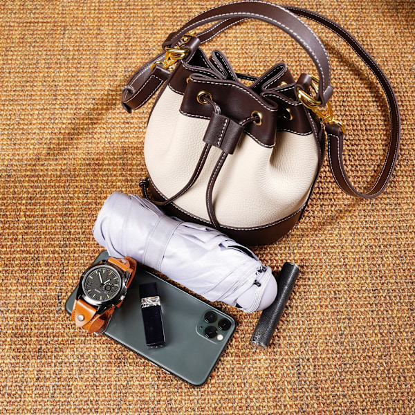 Kevään ja kesän uusi 2025 ensimmäisen kerroksen lehmännahasta valmistettu muodikas rento retro olkalaukku crossbody-laukku ämpärilaukku