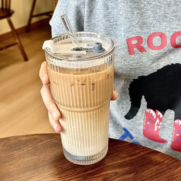 Räfflad Glasmugg 600ml med Lock och Sugrör - Kaffe Juice Dricksglas Stor Kapacitet Återanvändbar Kopp A