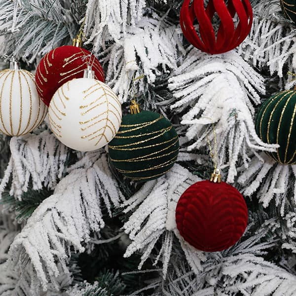 6 stk. glitrende julekugler i fløjl og flocking til festlig og stilfuld julepynt, daterød Date red