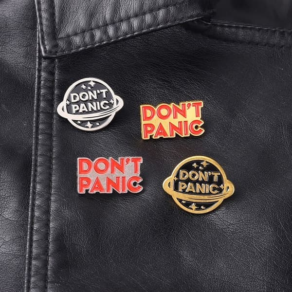 4 stk \"Don't Panic\" brosjer emaljepins 03 03 3 3