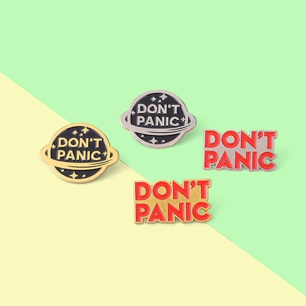 4 stk \"Don't Panic\" brosjer emaljepins 03 03 3 3