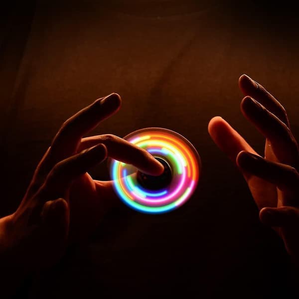 LED Lysende Fidget Spinner - Festgave med rigeligt lysshow - Angstlindrende sensorisk legetøj til børn og voksne Sort