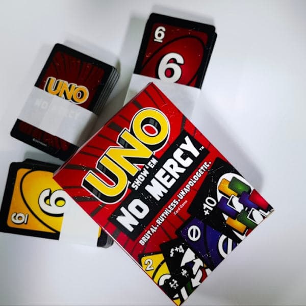 UNO No Mercy -korttipeli perhejuhlapeli