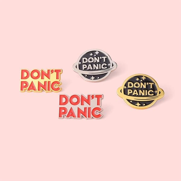 4 stk \"Don't Panic\" brosjer emaljepins 03 03 3 3