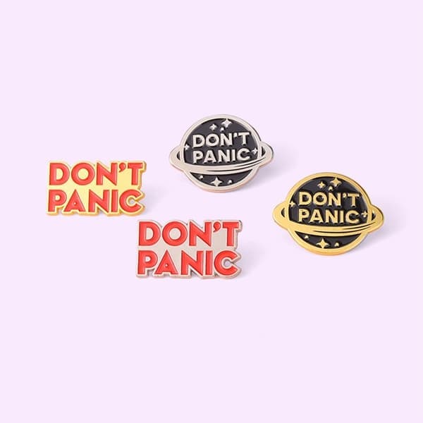 4 stk \"Don't Panic\" brosjer emaljepins 03 03 3 3