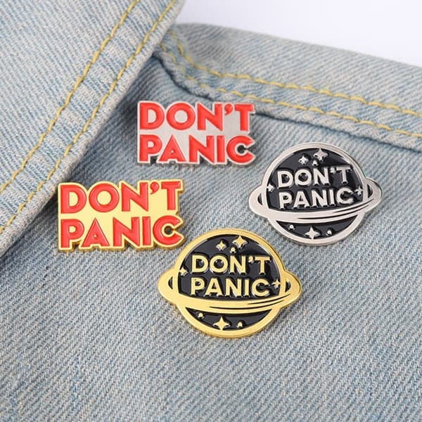 4 stk \"Don't Panic\" brosjer emaljepins 02 02 2 2