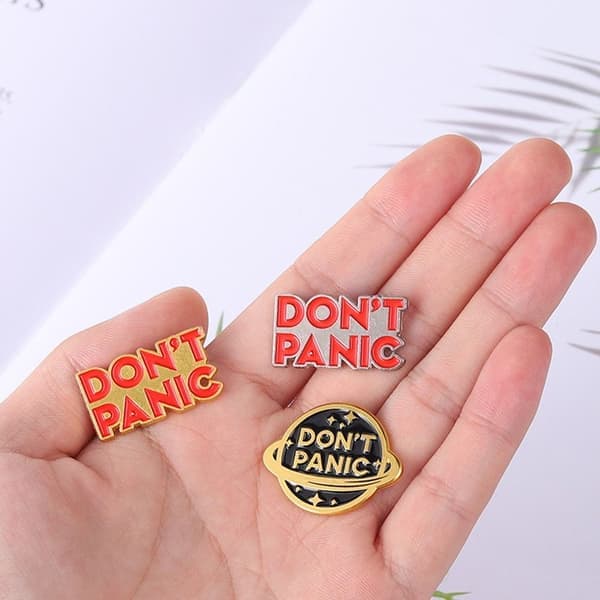 4 stk \"Don't Panic\" brosjer emaljepins 02 02 2 2