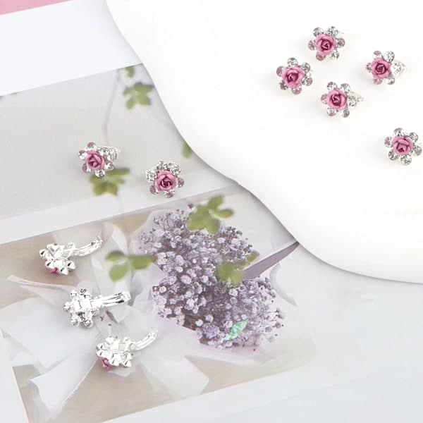 20 mini lyserøde og røde blomsterhårklemmer - søde rhinstensdekorerede til bryllupper og brudelejligheder.