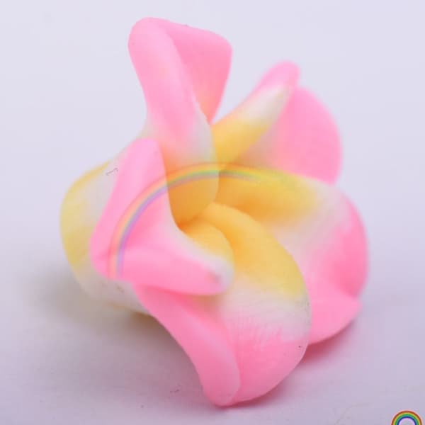 100 stk. polymerleire blomsterperler Plumeria avstandsperler
