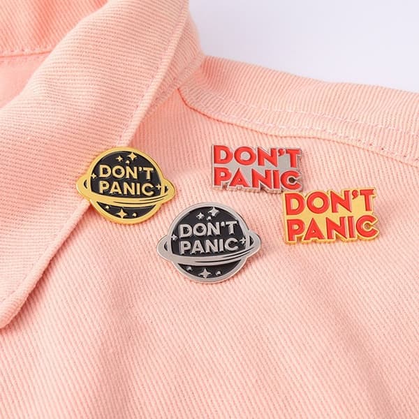 4 stk \"Don't Panic\" brosjer emaljepins 03 03 3 3