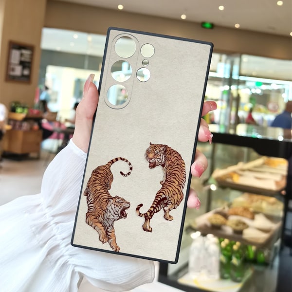 Håll din iPhone säker från oavsiktliga droppar med ett flexibelt och hållbart phone case i TPU-gummi designat med ett tecknat mönster white galaxys23+