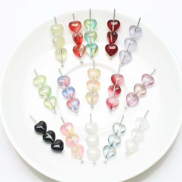 8MM hål i mitten släta kärleks hjärta glas spridda pärlor gradient färg fyrklöver kronblad diy handgjorda kläder