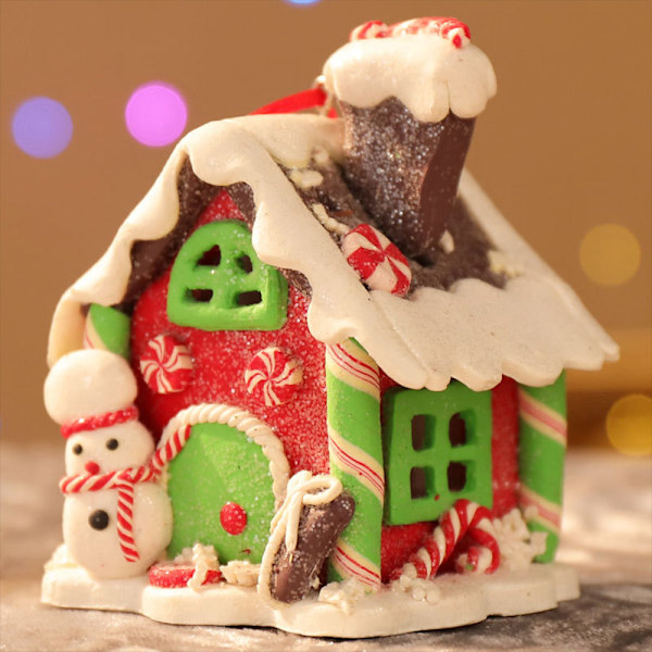 XJ-Julbyhus med julmotiv, LED-belyst julbyggnad, Liten lysande julstuga