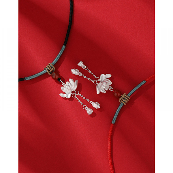 XJ-Långt silverfärgat halsband med lotusblomma och rött rep, inklusive presentförpackning Xm