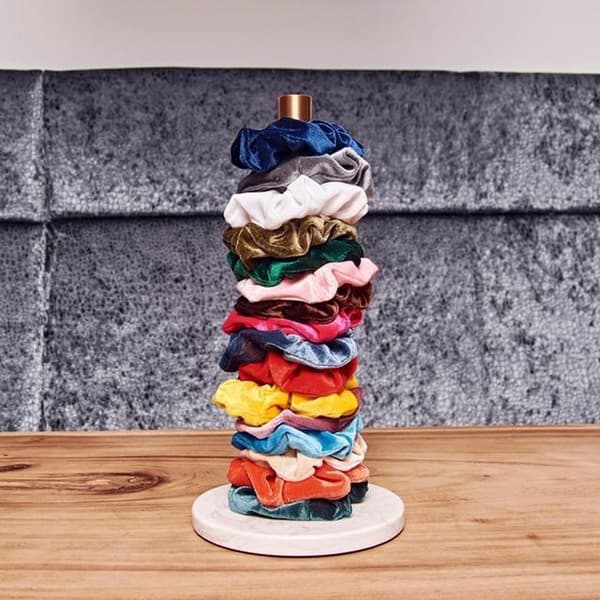Scrunchie-hållare med vit marmorbas och kopparrör, halkfri organisatör för hårband till sovrummet, rymmer 25 scrunchies