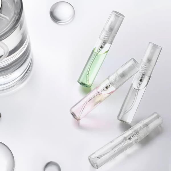 10-pakning 2 ml mini sprayflasker, påfyllbar klar parfymeforstøver med støvhette for eteriske oljer, lotion, reisebruk