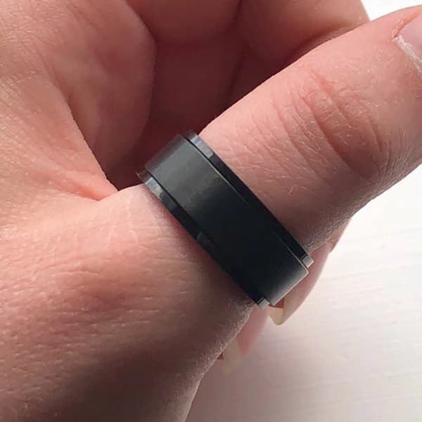 Sort Fidget Spinner Ring mod Angst, 8mm Rustfrit Stål Spinderring til Mænd Kvinder, Stresslindrende Fidget Legetøj Gave med Fløjl Gavepose