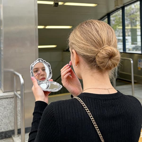 Kompakt spejl med blomsterdesign, dobbeltsidet med forstørrelse, bærbart makeupspejl til tasken, rejser og daglige touch-ups, sølv