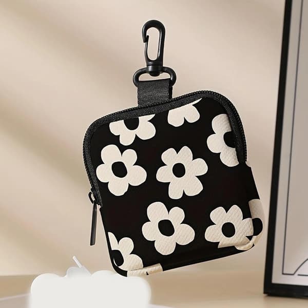 This multifunctional travel organizer bag can hold sanitary napkins, data cables, headphones, etc...