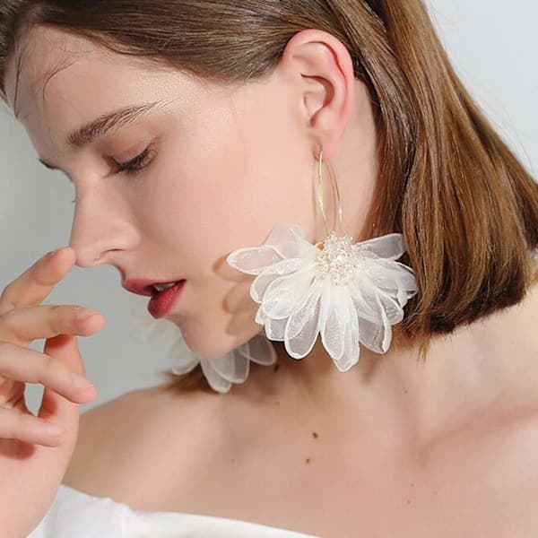 Store kronblad-dråpe store øredobber med chiffonblomstertassel (elfenben)